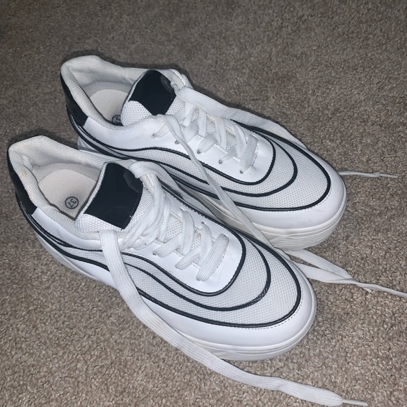 White and black platform sneaker - Picture 3 of 4